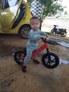 Xe cân bằng chòi chân.