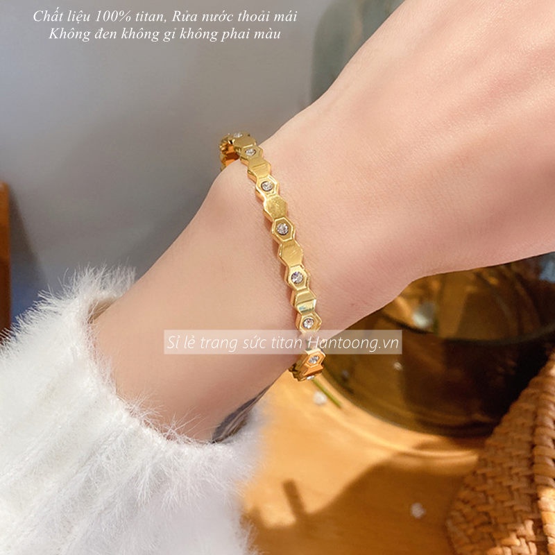 Vòng tay nữ chất liệu titan không gỉ mạ vàng 18k đính đá lấp lánh thiết kế thời trang sang trọng
