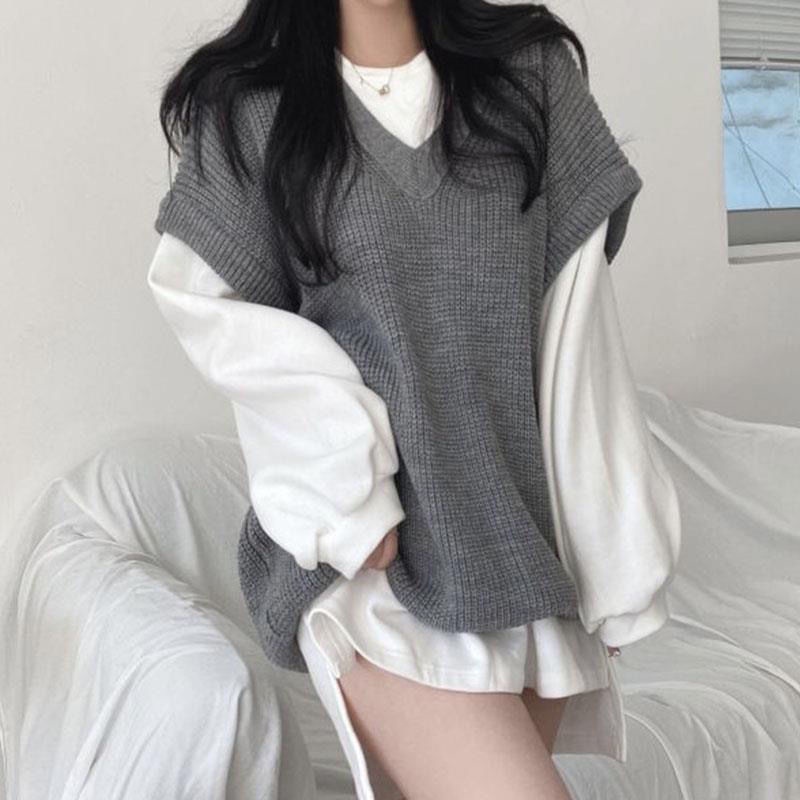 Set áo tay dài xẻ tà và áo khoác len không tay phong cách Hàn Quốc