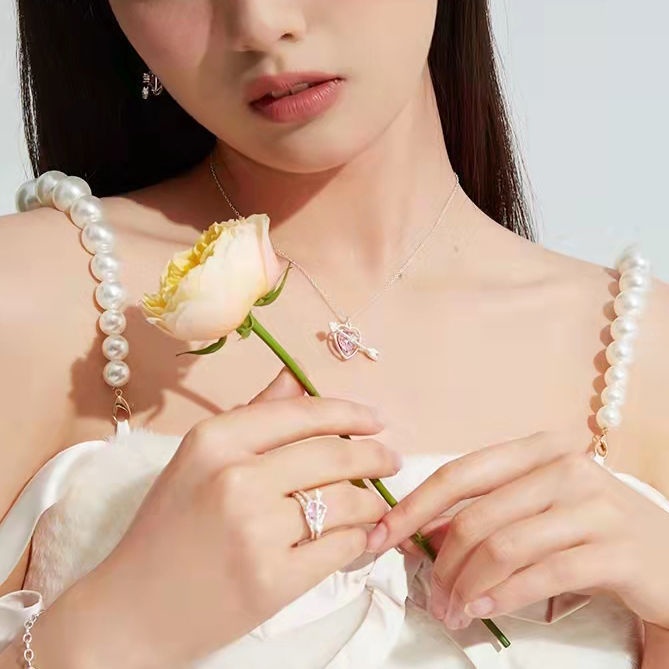 Vòng cổ Đôi Mặt Hình Thần Tình Yêu Và Mũi Tên Đính Đá Màu Hồng 2022 Mới