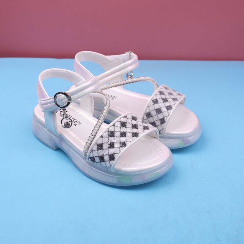 Sandal cho bé gái - dép quai hậu cho bé đi học siêu nhẹ đính hạt quai chéo điệu đà QCCC fullbox size đại 211 (sz26-sz36)