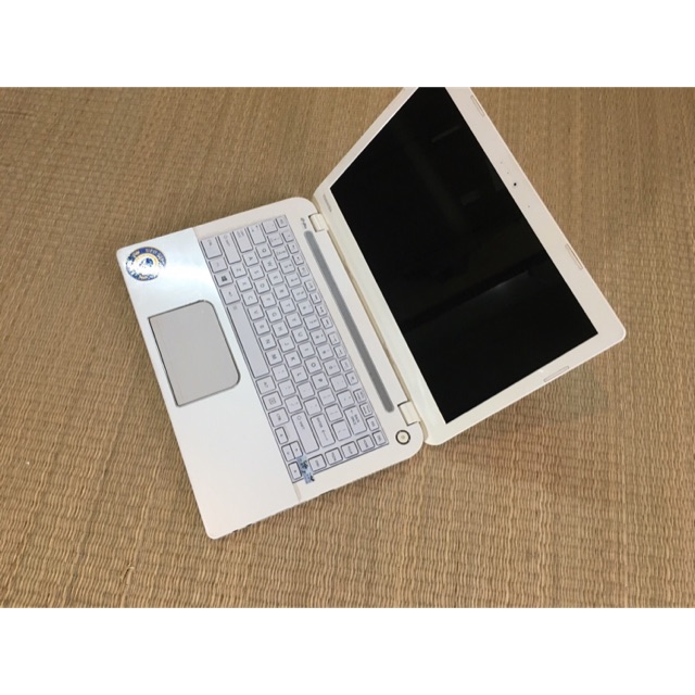 Laptop UFO Toshiba L40 i3 trắng đẹp thời trang văn phòng tinh khôi