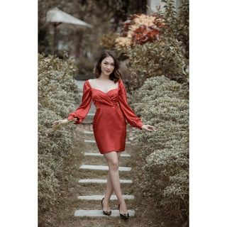Đầm Lụa Đỏ Dài Tay Thắt Eo Cổ Vuông