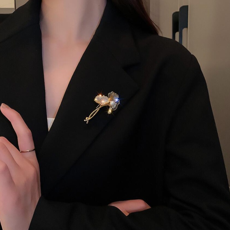 Trâm Cài Áo Hình Lá Phong Đính Đá Sang Trọng