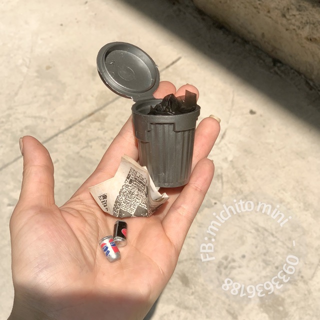 Mô hình thùng rác nhựa kèm rác mini cho nhà búp bê