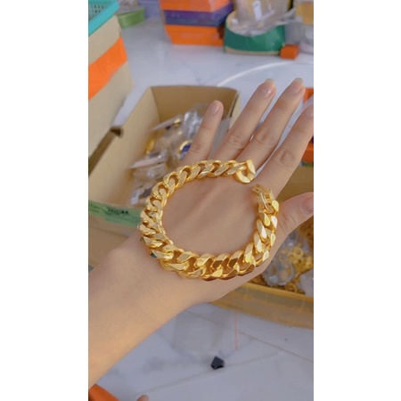 Lắc titan mang không đen 1 cây. Khoá có kí hiệu. Có thể tháo điều chỉnh theo size tay