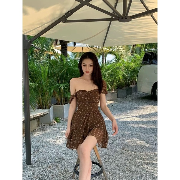 Đầm hoa nhí trễ vai dáng xòe màu nâu