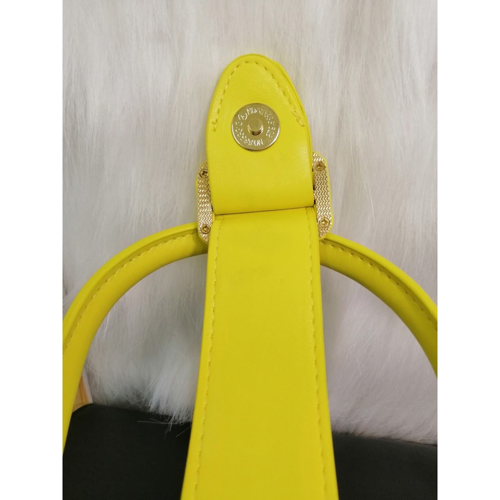 Túi cầm tay vuông màu vàng chanh phối đen PU. #RebeccaBonbon chó Bull Nhật Bản