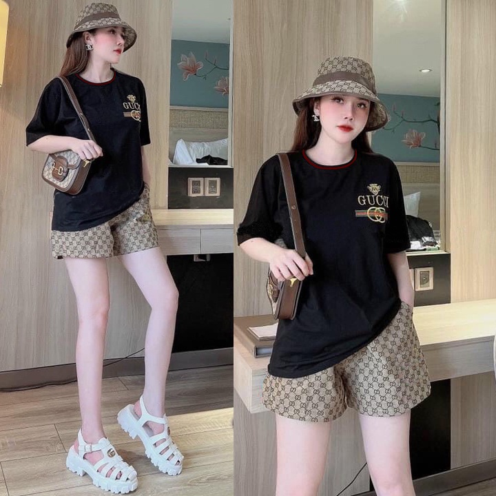 Đồ bộ thun đùi form rộng quần họa tiết áo thêu logo cổ chạy chỉ đỏ