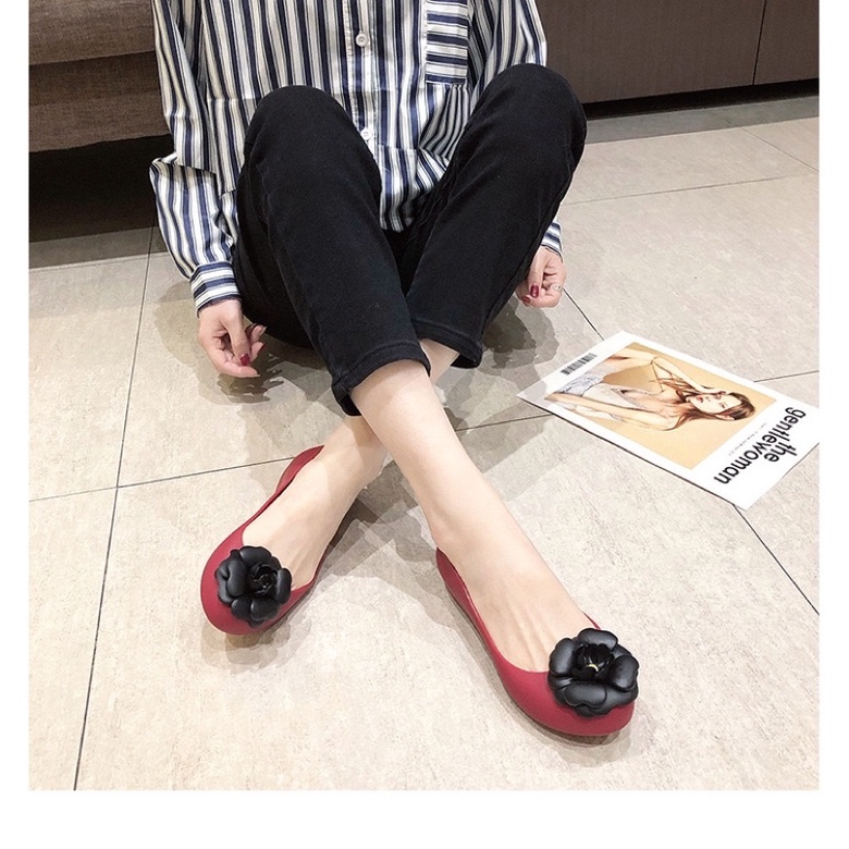 Giày búp bê hoa trà đen nhựa dẻo thơm Soervimy