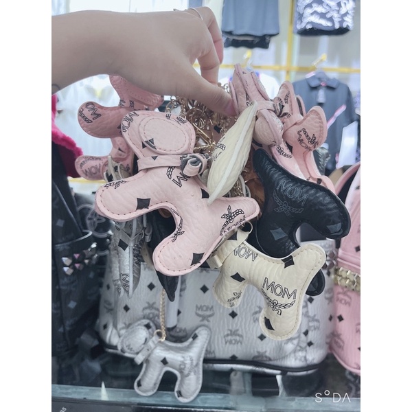 Móc khóa hình chú chó in logo MCM dễ thương