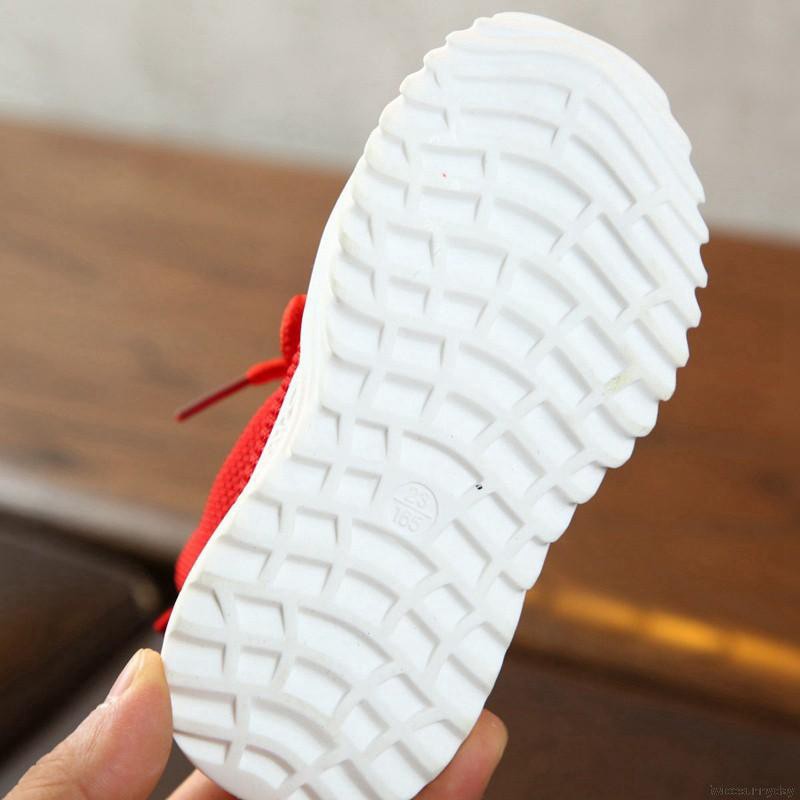 Giày thể thao in chữ chống trượt cho bé