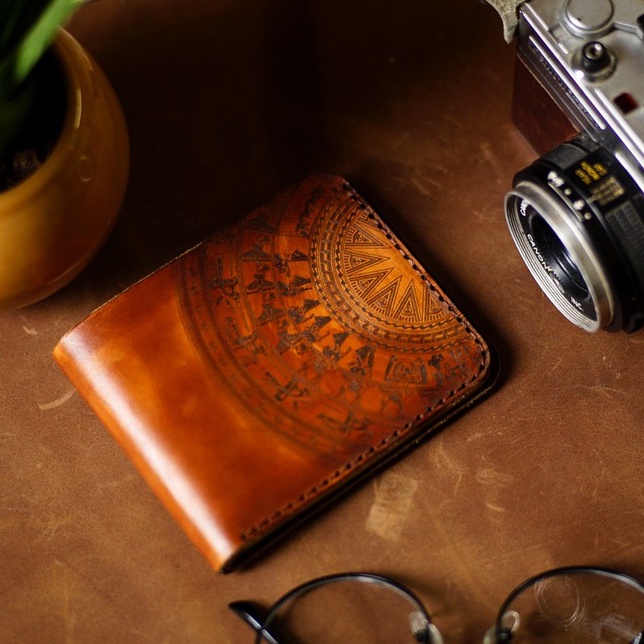 Ví nam Nữ Da Bò Italia Vegtan RAM Leather Khắc Trống Đồng Nâu Dáng Ngang