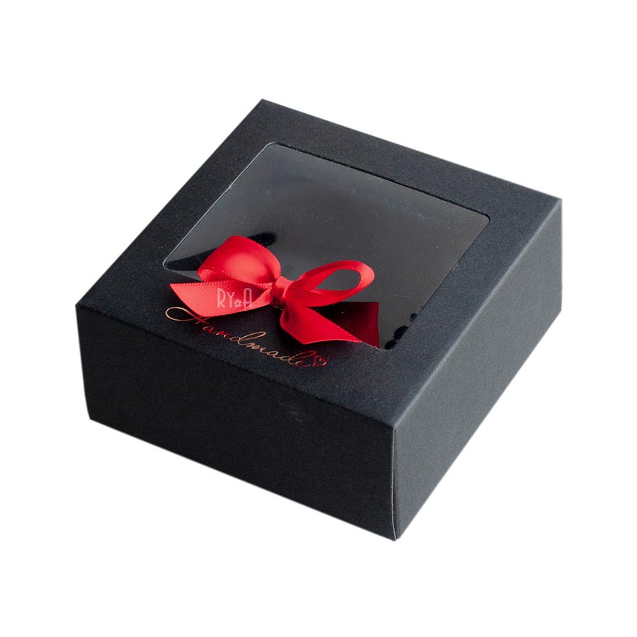 Hộp quà để đựng cài áo có kèm lớp lót nhung 11x11x5cm (đen nơ đỏ) 290192
