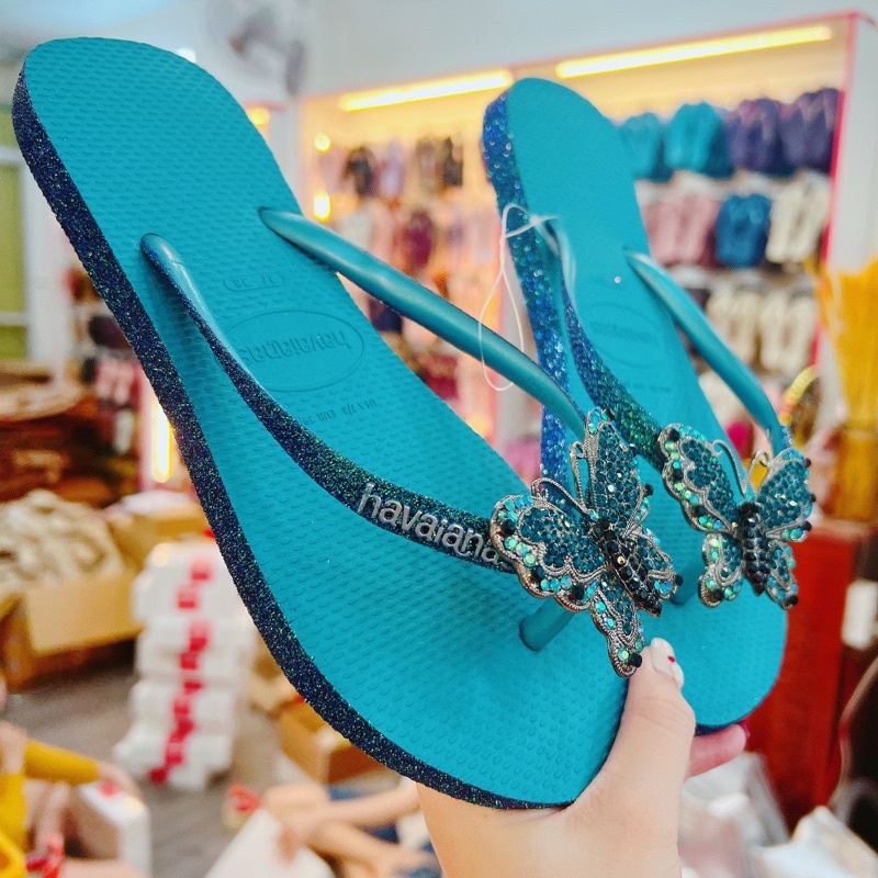 dép HVN Kim tuyến viền xanh biển mix charm nữ hoàng xanh