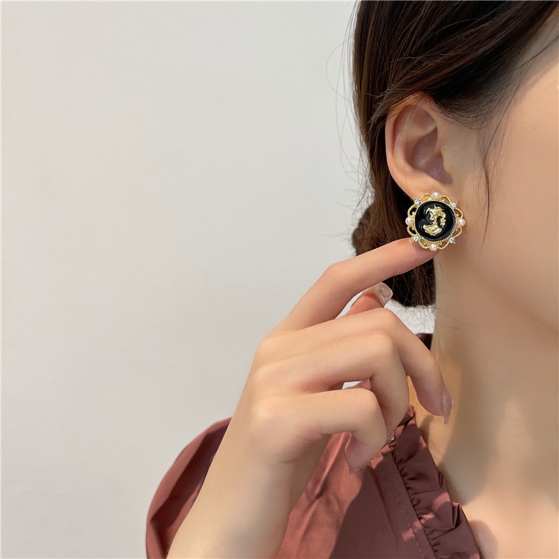 Khuyên tai kẹp không bấm lỗ chốt điều chỉnh K095 bằng hợp kim mạ vàng hình tròn đính hạt trai bigsize dáng ngắn Leous