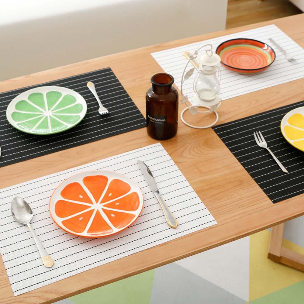 Bộ 2 / 4 / 6 Miếng Lót Bàn Ăn Bằng PVC Màu Đen Chống Trượt Tiện Dụng