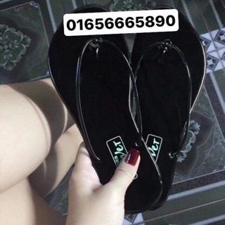 Dép tông đen xỏ ngón quai dây mảnh