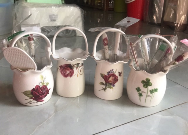 Thố sứ cắm thia dĩa