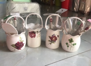 Thố sứ cắm thia dĩa