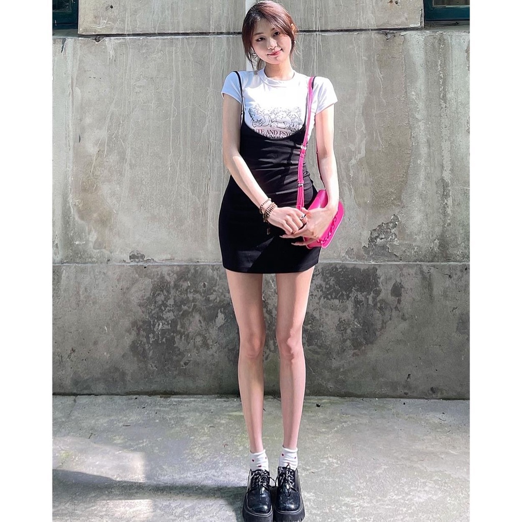 Áo thun tay ngắn dáng ôm và chân váy ôm có thắt lưng màu đen cho nữ