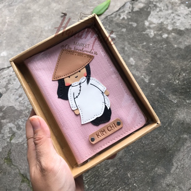 (chat chốt tên-chọn màu) bao hộ chiếu bé gái mặc áo dài