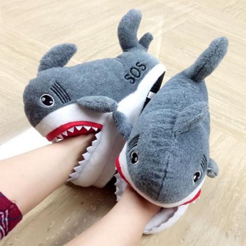 Dép bông mang trong nhà hình cá mập