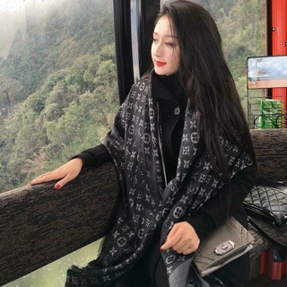 Khăn Lv đen nhũ trắng, vàng hot.