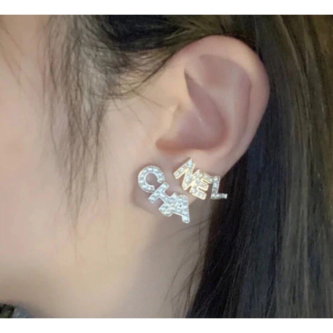 Khuyên Tai Dạng Tròn Bằng Thép Titan In Logo Thời Trang Dành Cho Nữ