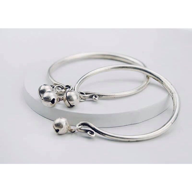 Vòng tay gắn charm tròn mảnh
