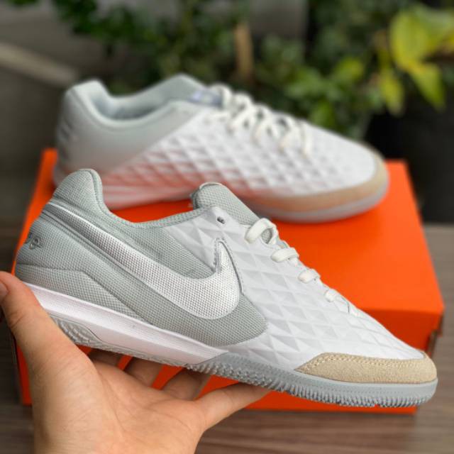 Giày Bóng Đá Nike Tiempo Legend 8 Academy Màu Trắng chrome IC Trong Nhà Cho Nam