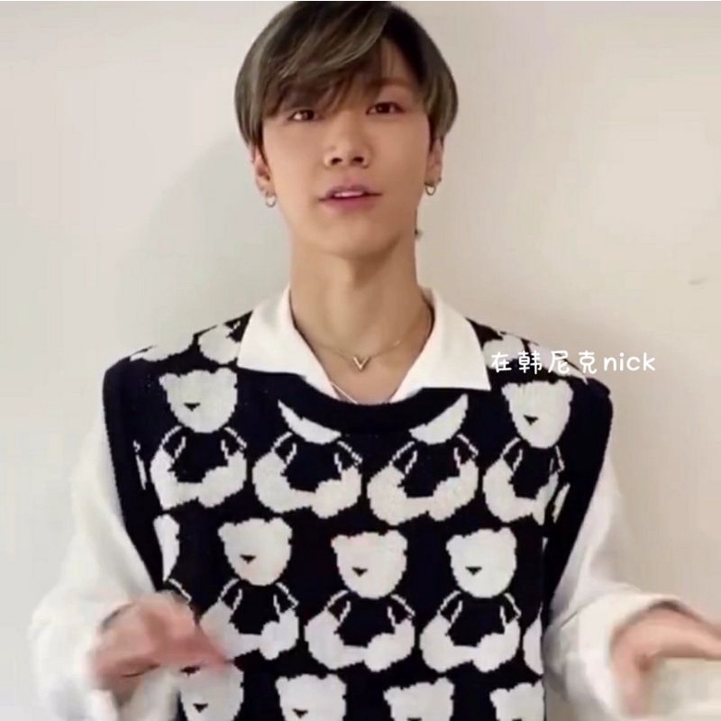Áo gile in hình gấu giống Jennie BLACKPINK, Ten NCT, Yuqi I-DLE