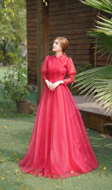 Váy maxi trắng tay dài  đi bàn cô dâu