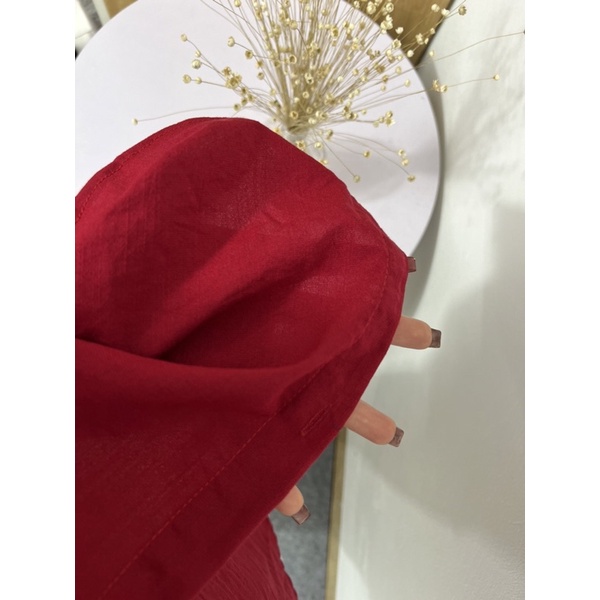 Áo sơ mi đỏ dáng rộng chất liệu đũi