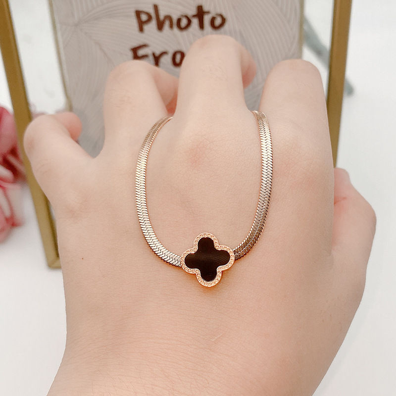 Dây Chuyền Thép Titan Mạ Vàng 18K Mặt Hình Cỏ Bốn Lá Thời Trang