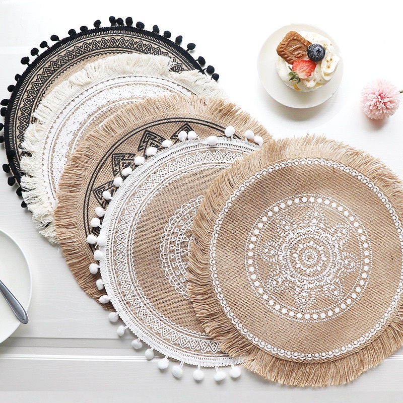 Thảm cói thổ cẩm có ren lót bàn ăn, trang trí decor phong cách vintage