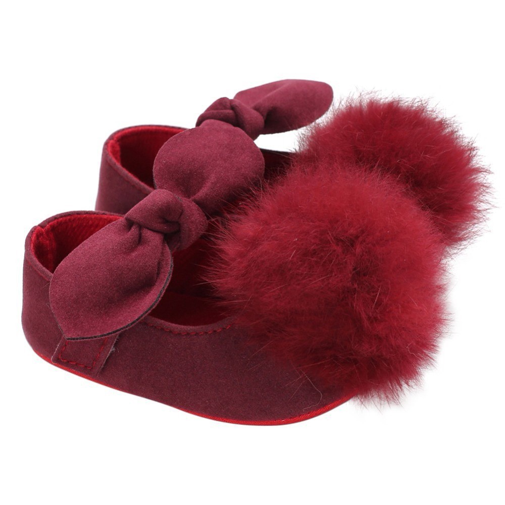 Giày da PU chống trượt đính quả bóng lông cho bé gái