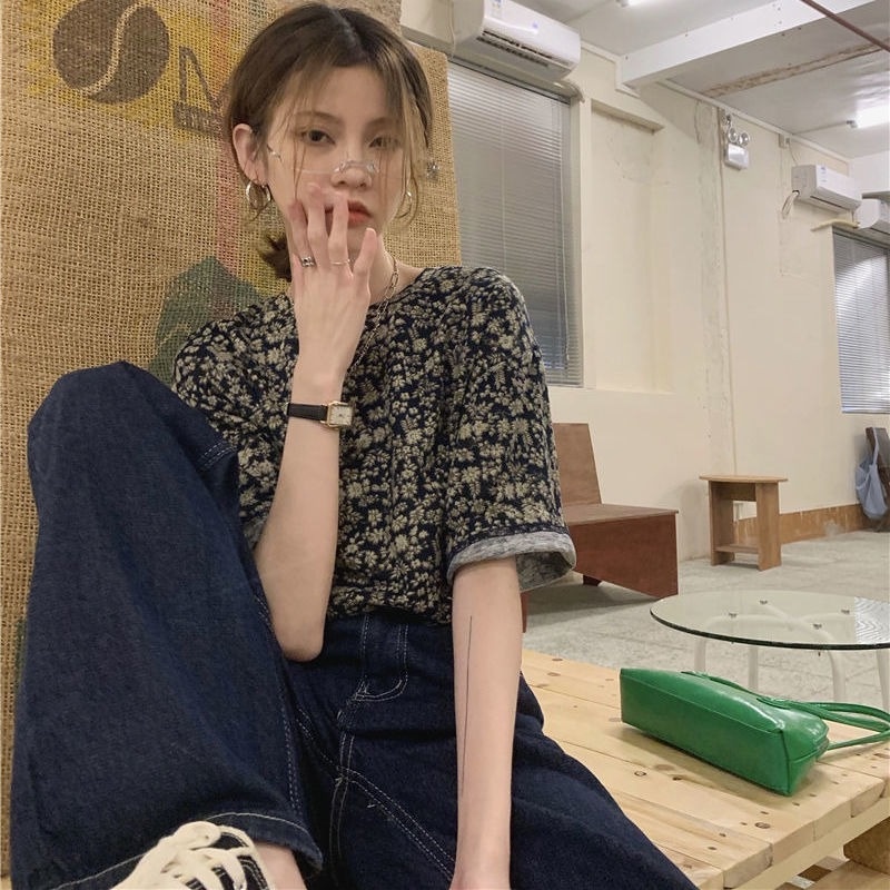 Áo Thun Ngắn Tay Cổ Tròn In Họa Tiết Hoa Phong Cách Retro Hong Kong Cho Nữ