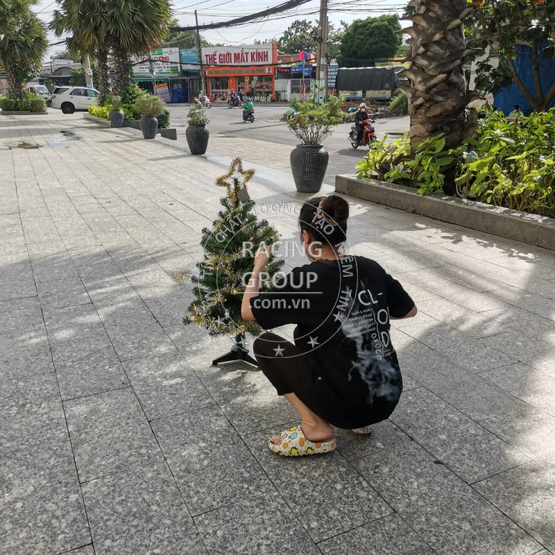Cây thông noel mini để bàn 90cm trang trí giáng sinh cho phòng ngủ, phòng khách tặng kèm ngôi sao đỉnh và dây kim tuyến