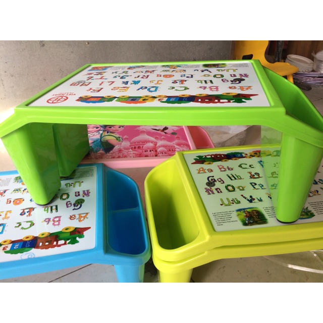 Bàn học mới của Việt nhật