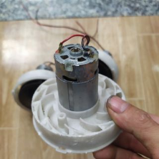 Hút bụi với RS550 12v công suất lớn