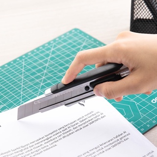 Dao rọc giấy cao su mềm Deli, loại 8 lưỡi tách rời, Bạc - E2057 - HOKAMI STORE