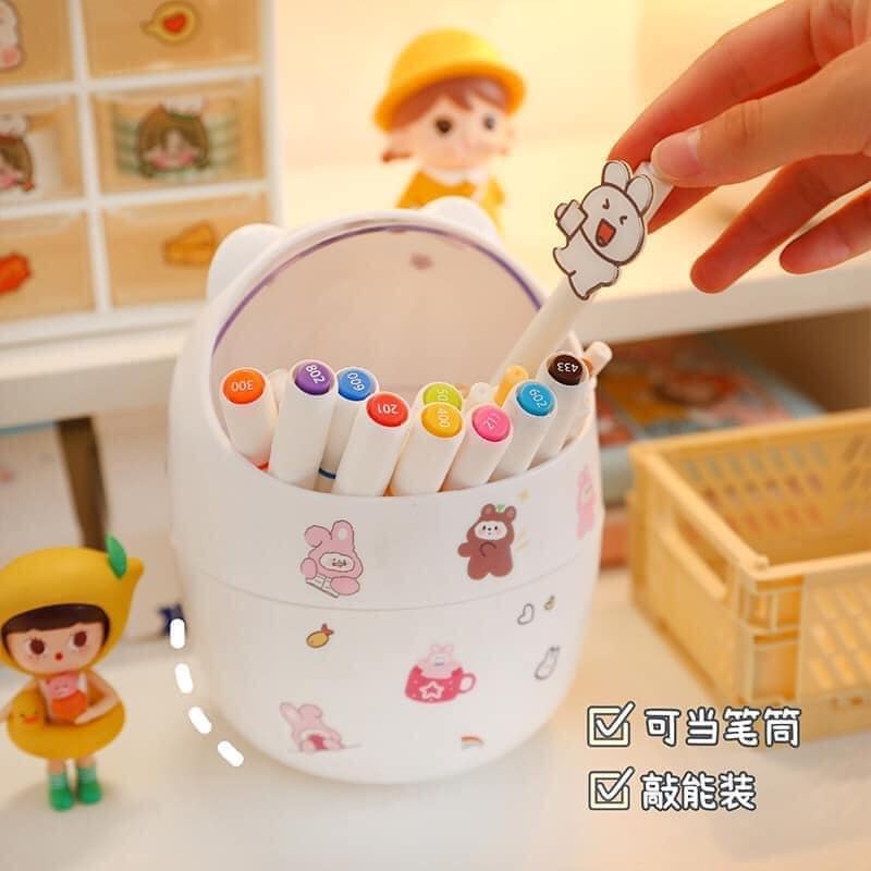 Thùng rác nhựa mini hình gấu nắp lật hộp đựng bút đa năng để bàn tặng kèm sticker