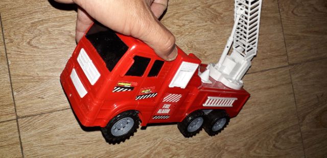 Chiếc xe thang mô hình chạy chớn kích thước 30x14x10cm bằng nhựa