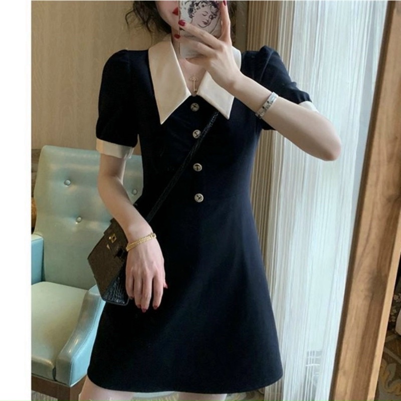 Đầm midi đen tùng xoè cổ trắng nút trước