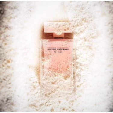 Nước hoa Narciso Rodriguez for her, nhẹ nhàng với mùi hương cây cỏ tươi mới và đậm đà và dễ chịu