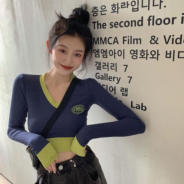 Áo thun tay dài cổ chữ V màu sắc thời trang mùa thu mới 2021