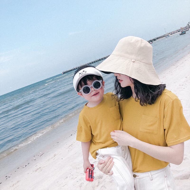 Com bo áo mẹ và bé