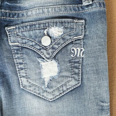 Quần jeans ống pat chỉ nổi hai túi trước, túi sau có nắp wash rách hai ống MISS ME