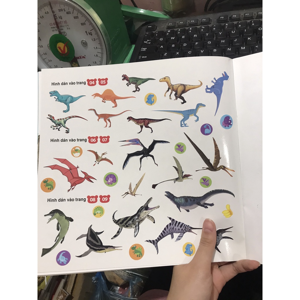 Sách - Bộ sưu tập 200 Sticker vương quốc khủng long